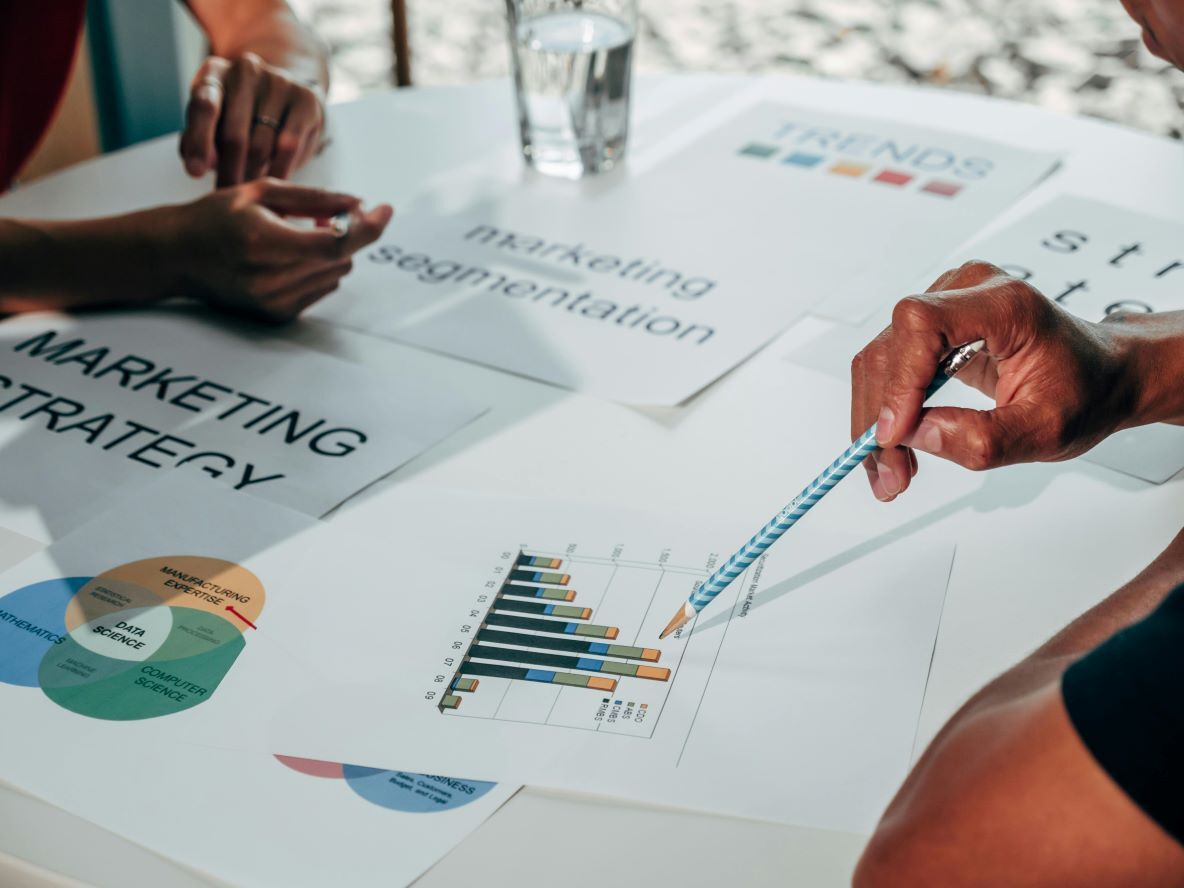 Estrategias de marketing digital B2B utilizando Google Ads y LinkedIn Ads para atraer clientes potenciales